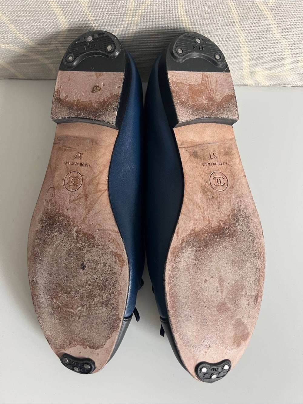 CHANEL Two-Tone Navy Blue and Black Leather Cap-Toe Ballet Flats - size 37 - Picture 5 of 7